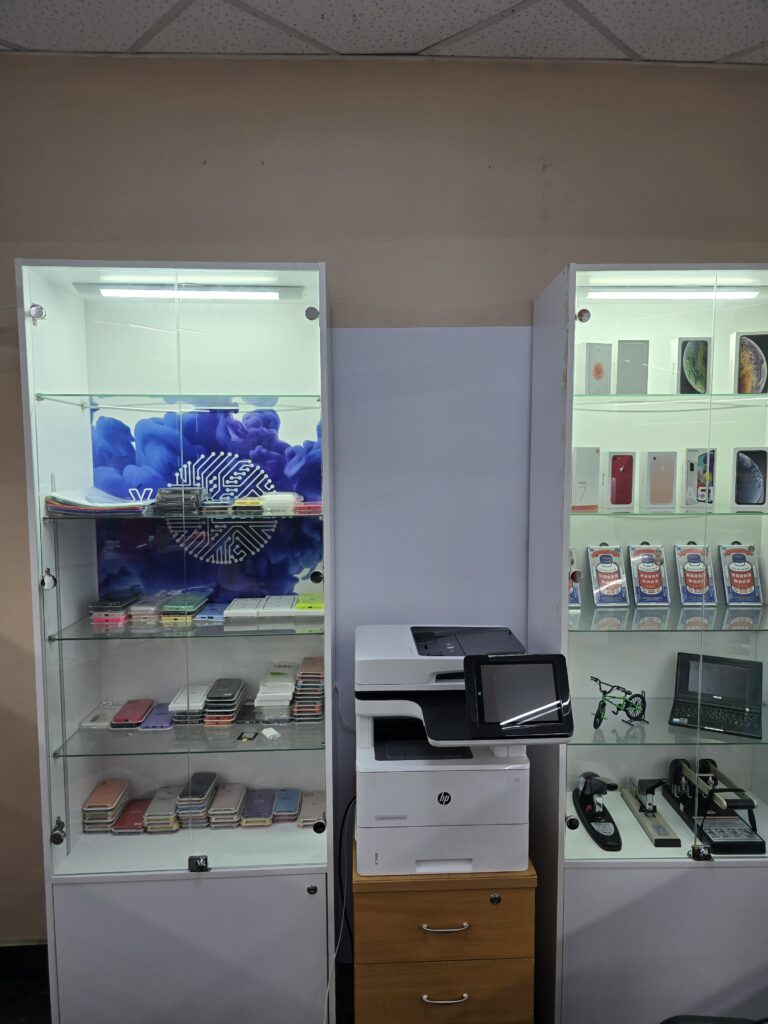 фото МФУ HP M528 и полок
