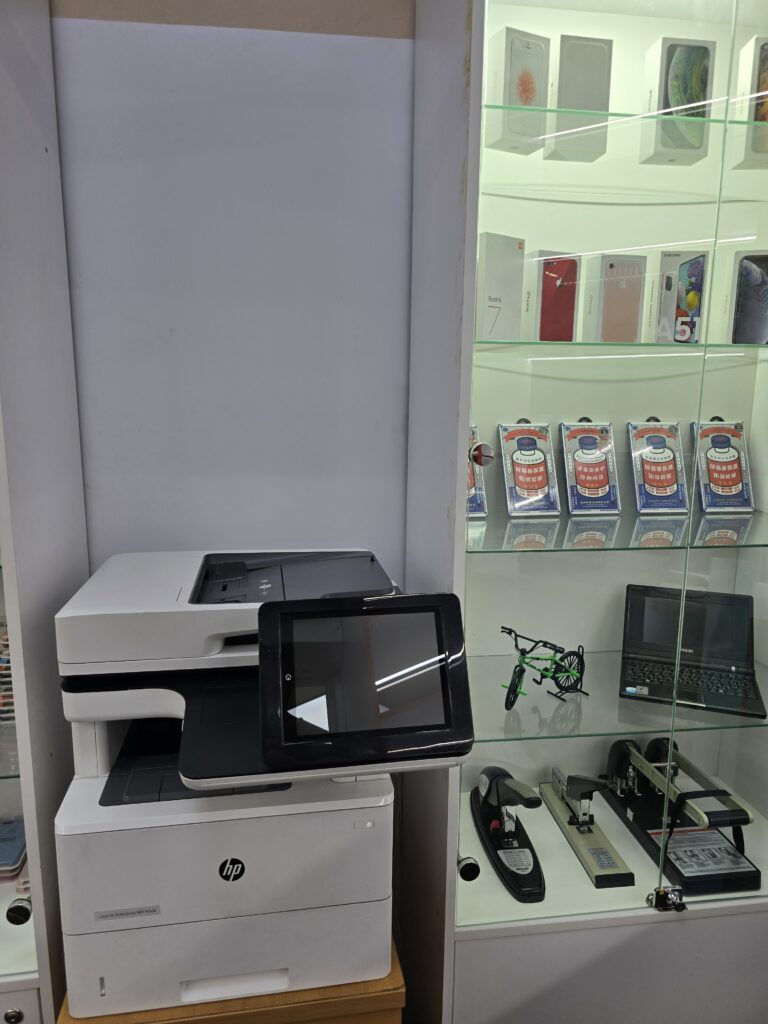 фото МФУ HP M528 и полок